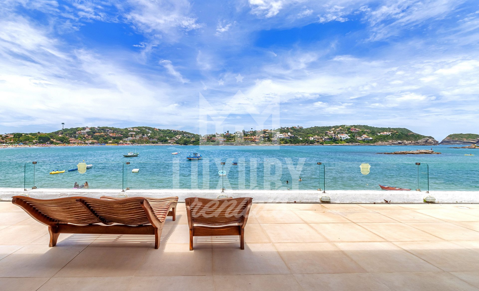 Vista para o mar da Praia da Ferradura a partir de uma casa do portfólio Luxury Rentals